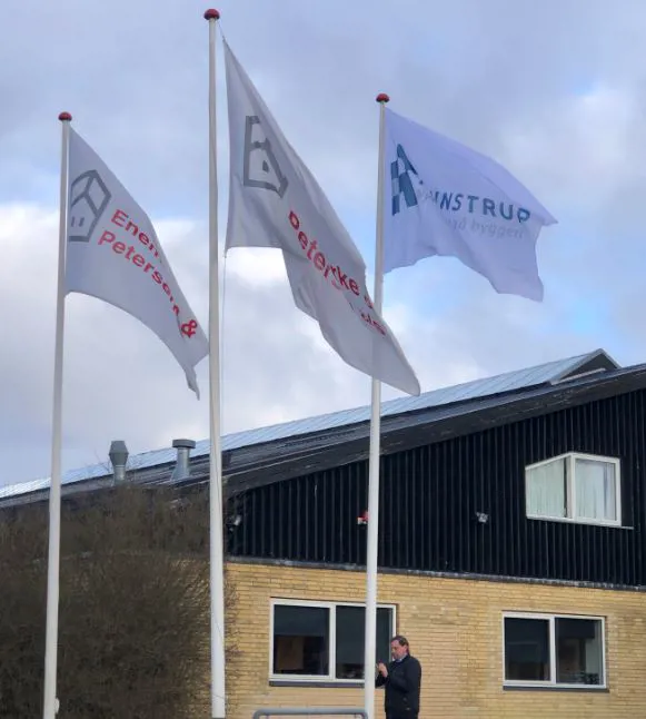 Raunstrup-og-enemaerke-og-petersen-flag