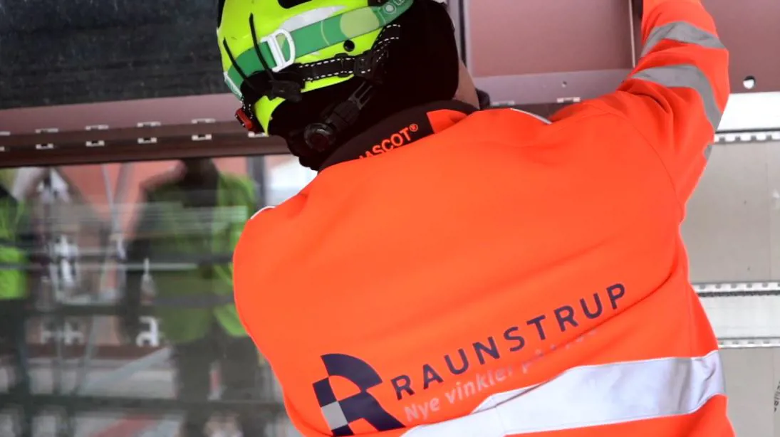 Arbejdssituation-orange-jakke