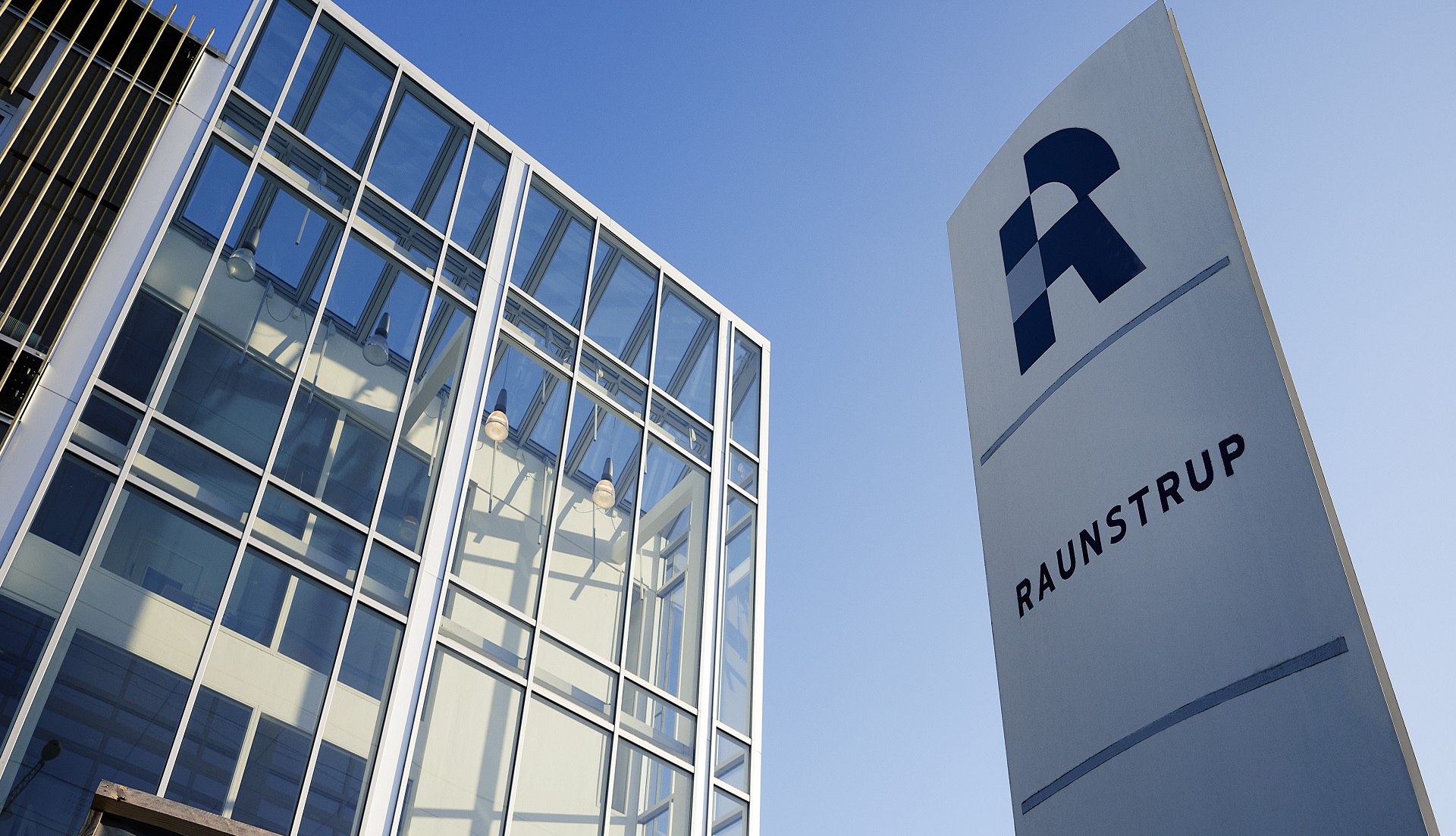 Raunstrup-skilt-ved-hovedkontor