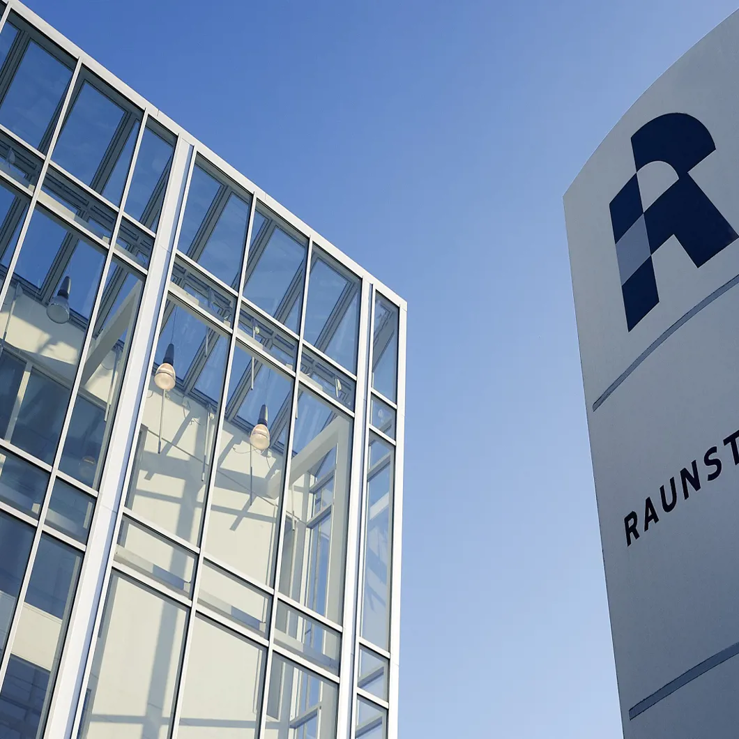 Raunstrup-skilt-ved-hovedkontor