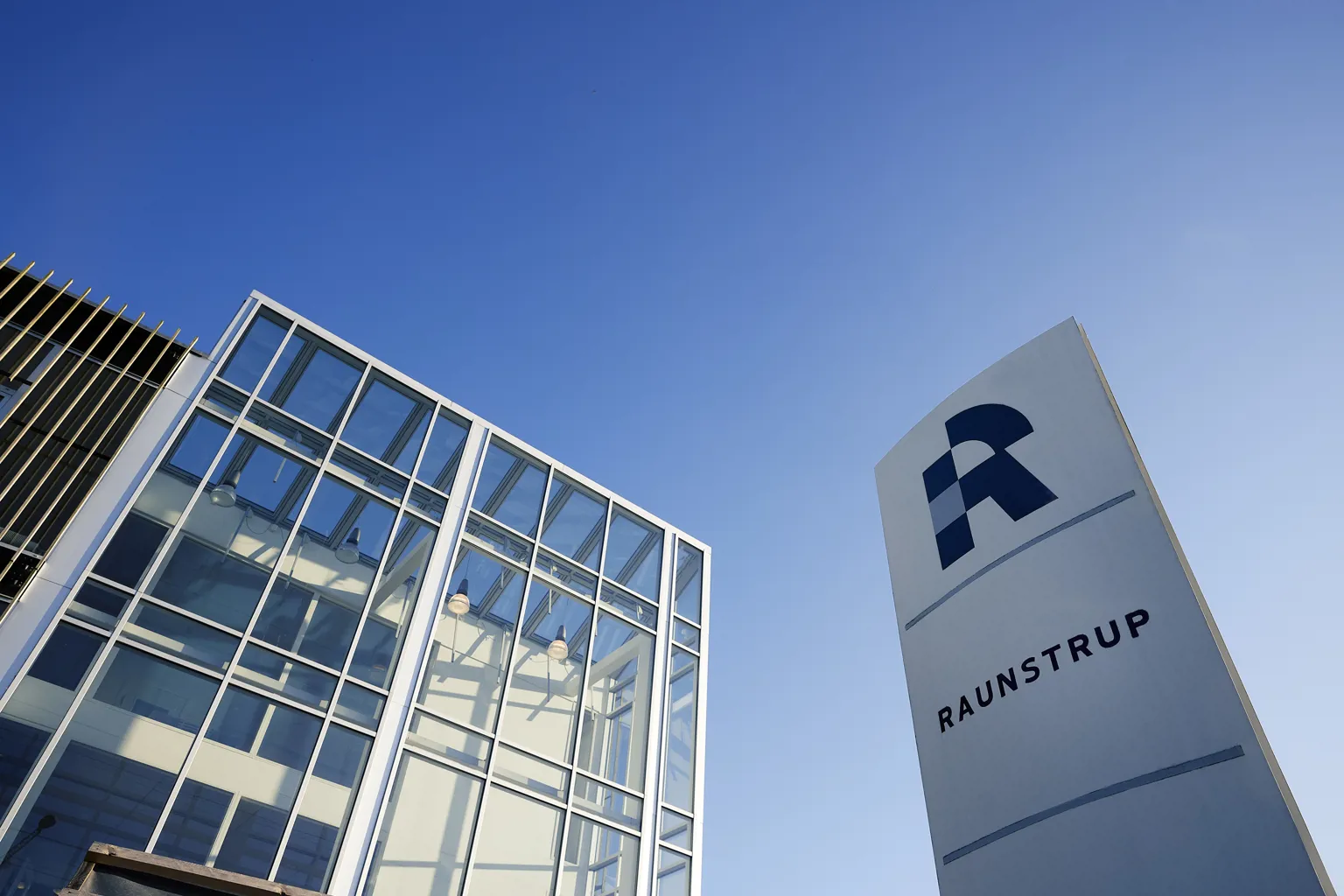 Raunstrup-Skilt-Ved-Hovedkontor
