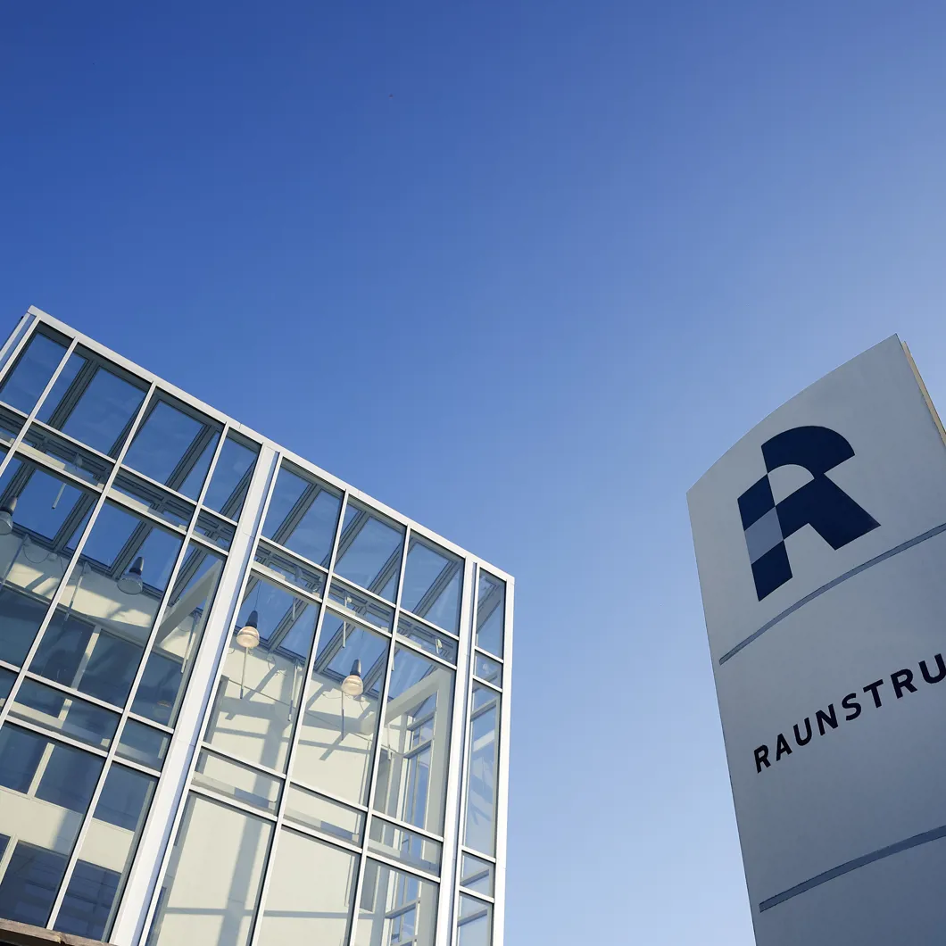 Raunstrup-Skilt-Ved-Hovedkontor